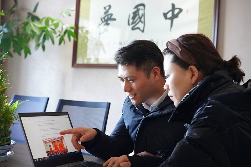 神木分公司充分利用微信公眾號服務(wù)平臺，及時(shí)發(fā)布中共十九屆六中全會精神學(xué)習(xí)的內(nèi)容，引導(dǎo)全體員工通過學(xué)習(xí)要堅(jiān)決貫徹黨中央決策部署，完整、準(zhǔn)確、全面貫徹新發(fā)展理念，解放思想、深化改革、凝心聚力、擔(dān)當(dāng)實(shí)干。_副本.jpg