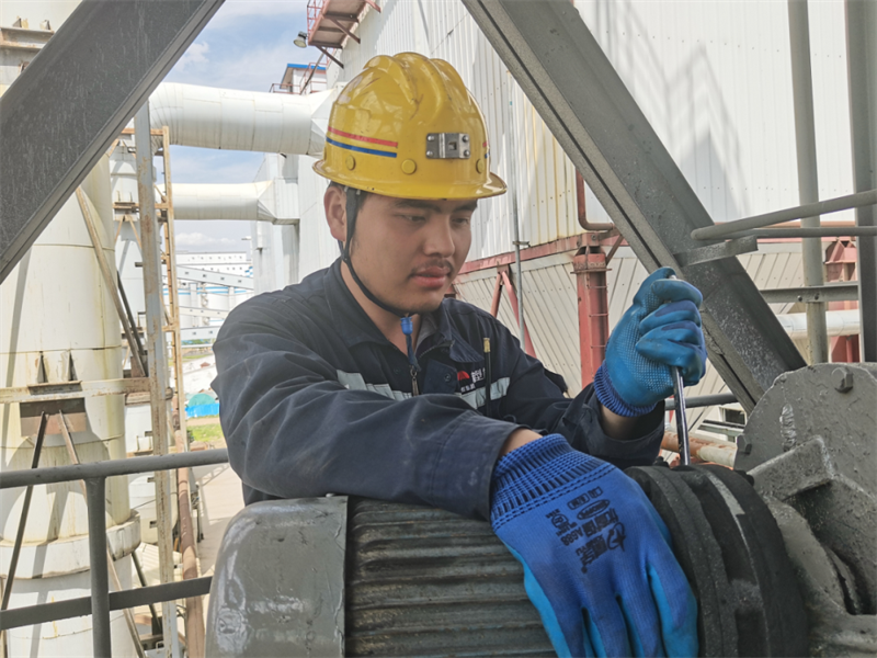 高溫下的堅(jiān)守| 神木分公司:無(wú)懼“烤驗(yàn)”戰(zhàn)檢修2.png 高溫下的堅(jiān)守| 神木分公司:無(wú)懼“烤驗(yàn)”戰(zhàn)檢修2.png