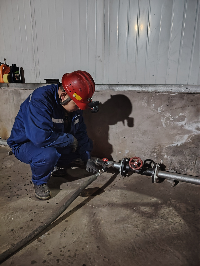 機(jī)修班長(zhǎng)吳立忠在破碎車間暖氣疏通管道.png